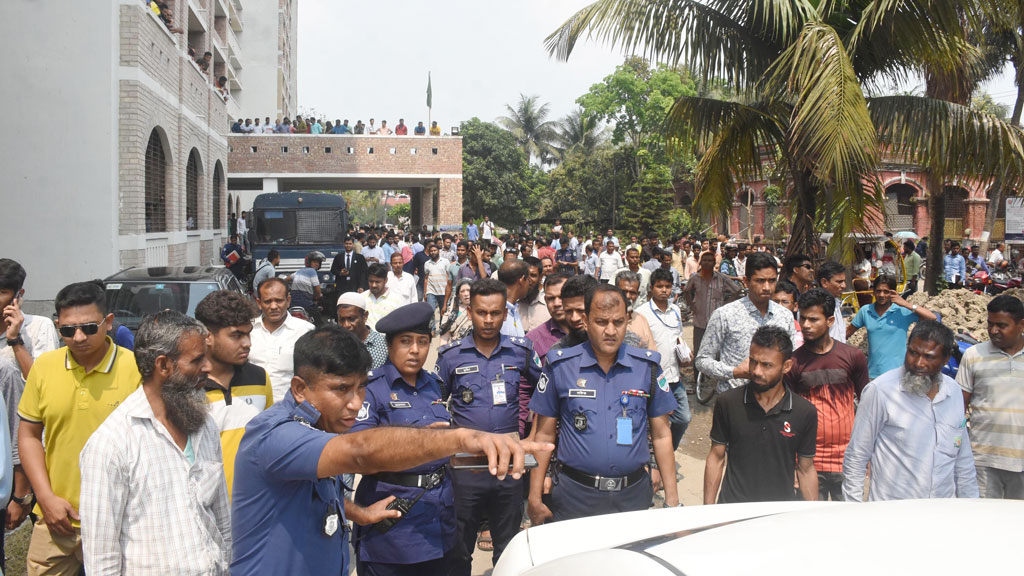 ব্যারিস্টার ছেলের বিরুদ্ধে মায়ের মামলা, সহকর্মী আইনজীবীর সঙ্গে মারামারি