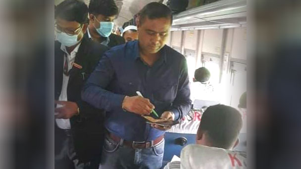 বিনা টিকিটে ট্রেন ভ্রমণ করায় আড়াই হাজার যাত্রীকে জরিমানা