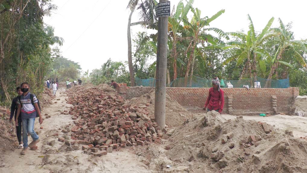 বেড়িবাঁধ সংস্কারে বাধা বিদ্যুতের খুঁটি-তার