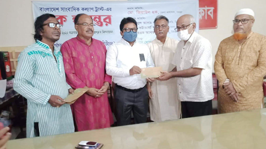 প্রধানমন্ত্রীর সাংবাদিক কল্যাণ ট্রাস্টের অনুদান পেলেন বগুড়ার ৮ সাংবাদিক