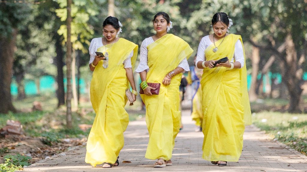 গাঁদা ফুল ও ভালোবাসার লাল রঙে সেজেছেন তরুণীরা। 