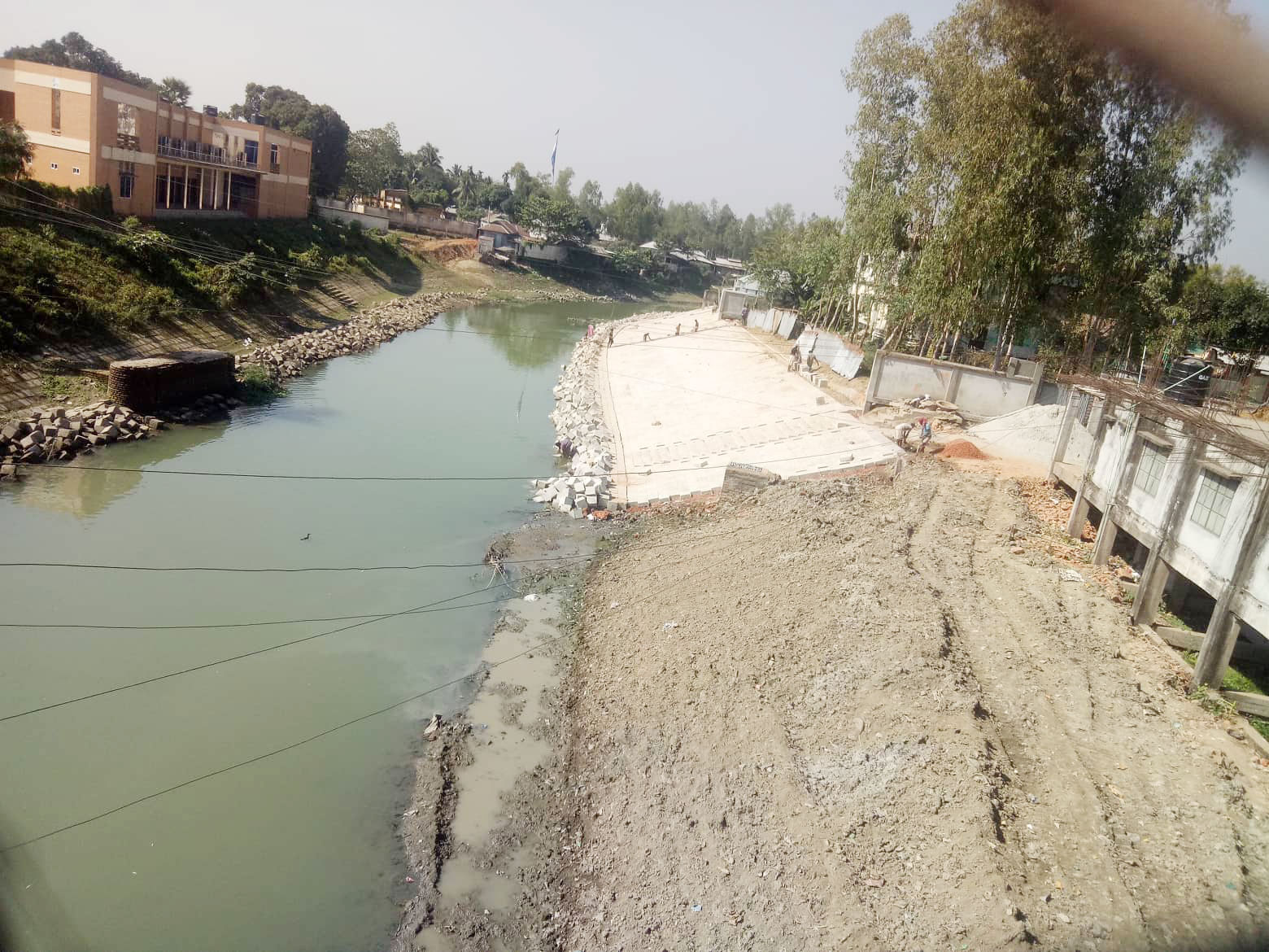 কোটি টাকা ব্যয়ে বংশী নদী খনন করা হচ্ছে। মধুপুর, টাঙ্গাইল, ১০ ডিসেম্বর, ২০২২। ছবি: মো. আনোয়ার সাদাত