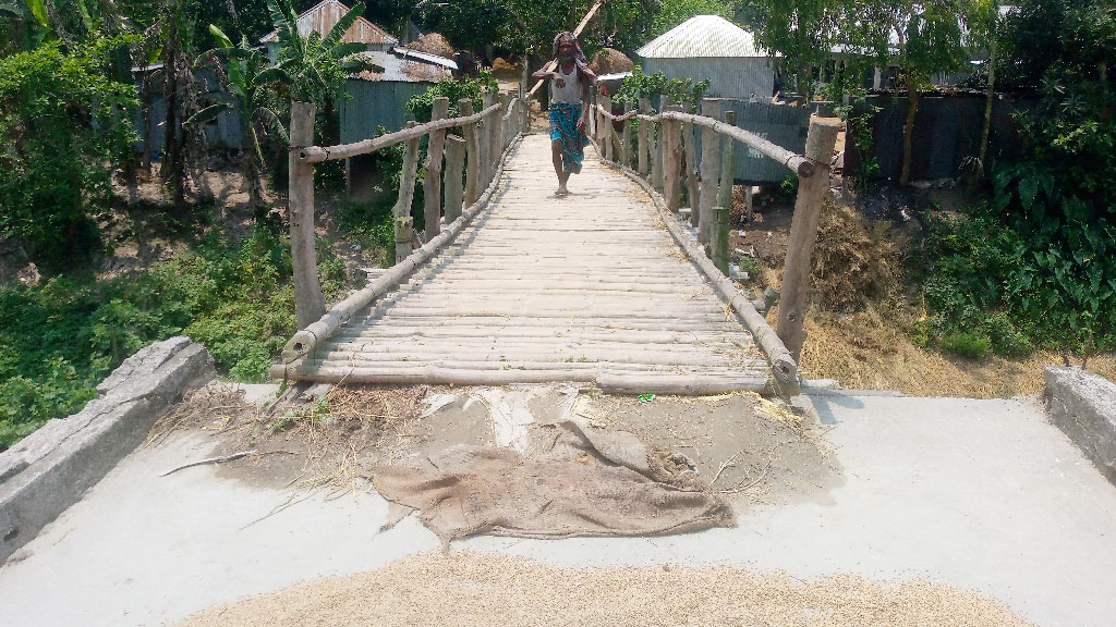 ১০ বছরেও মেরামত হয়নি কালারতাইড় ব্রিজ