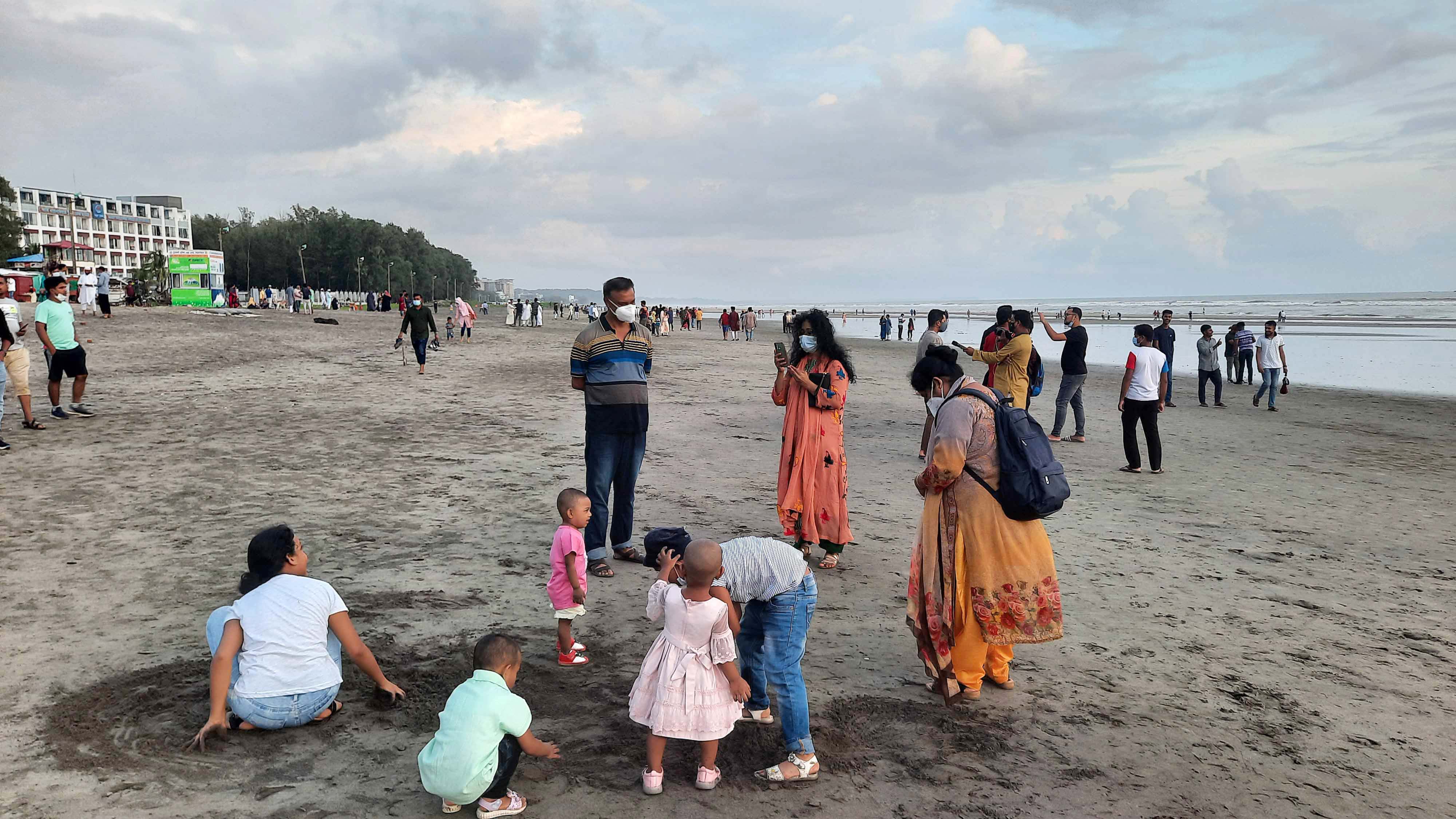 নিষ্প্রাণ সমুদ্রসৈকতে আবার প্রাণচাঞ্চল্য