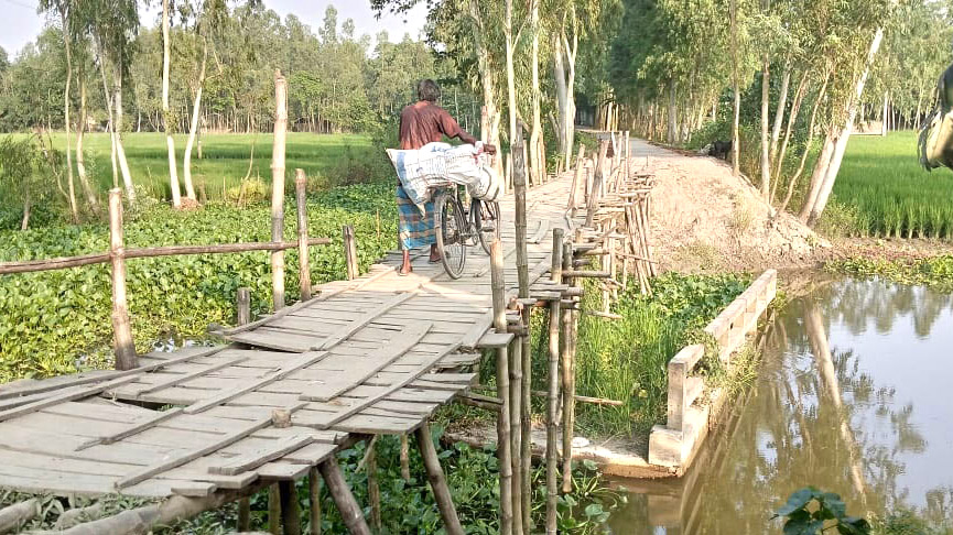 সেতু বিধ্বস্ত, এবার সাঁকোও নড়বড়ে