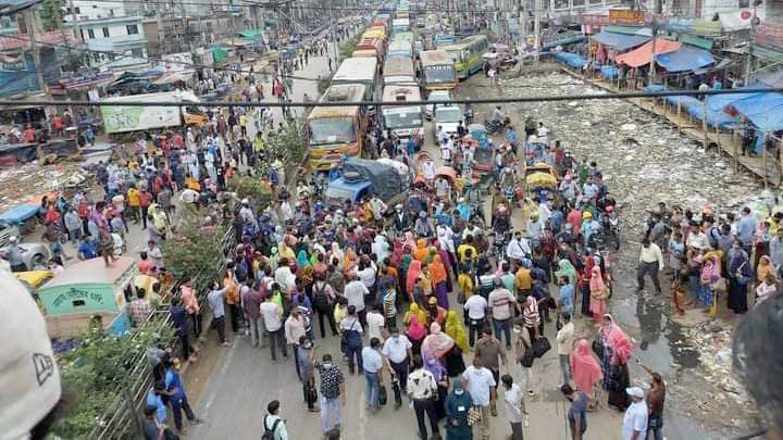 সাভারে গণপরিবহনের দাবিতে মহাসড়ক অবরোধ করে শ্রমিকদের বিক্ষোভ