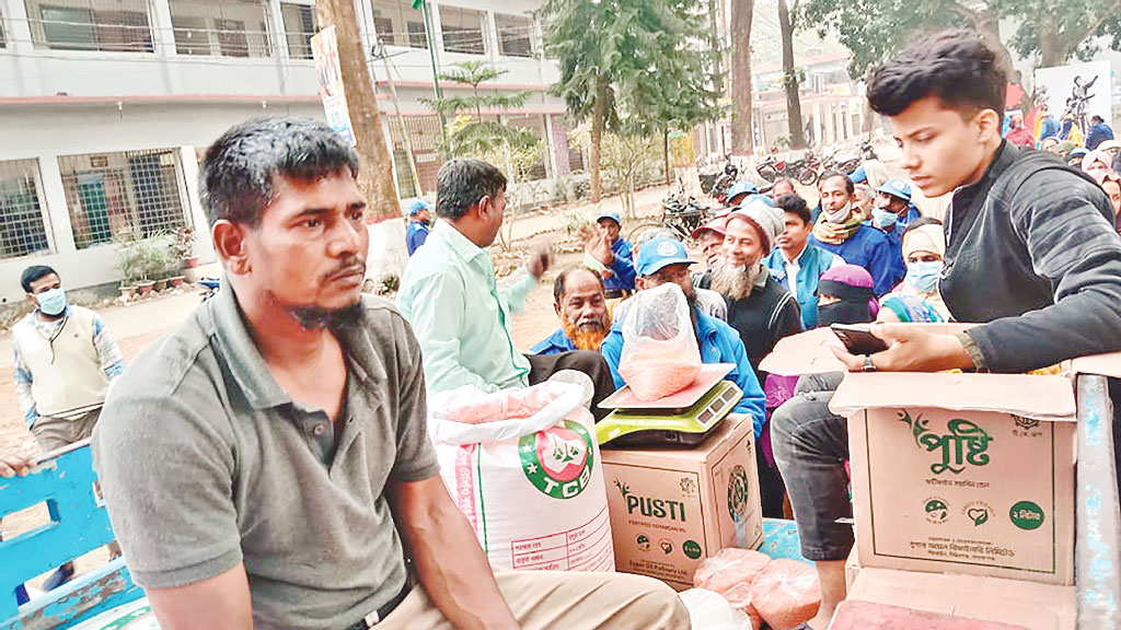 চট্টগ্রামে টিসিবির পণ্য কিনে ব্র্যান্ডের নামে বিক্রি, গ্রেপ্তার ৭