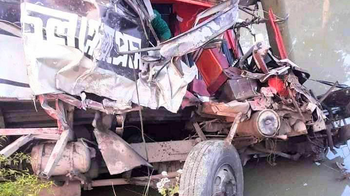 বাস-কাভার্ড ভ্যান সংঘর্ষে নিহত ১, আহত ৭