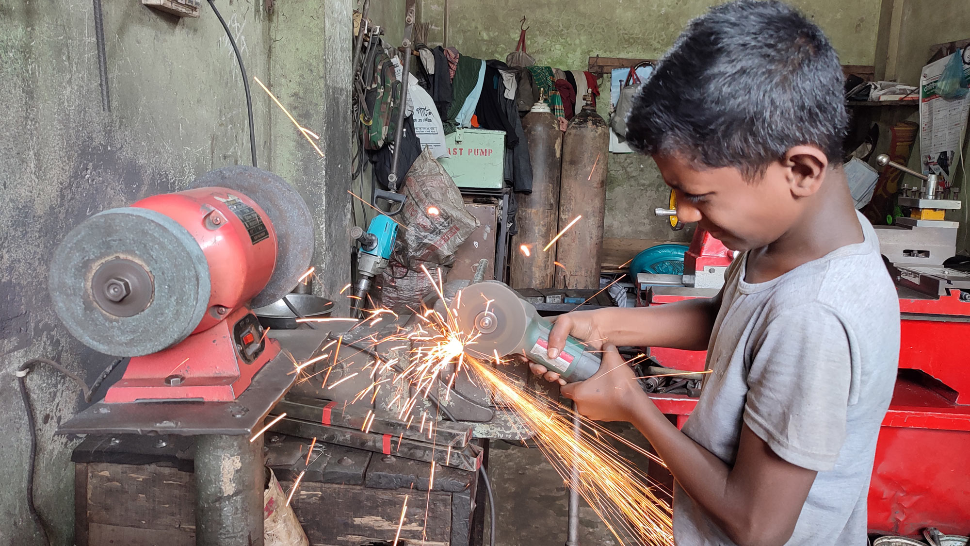 ঝরে পড়া শিশুরা শ্রমবাজারে