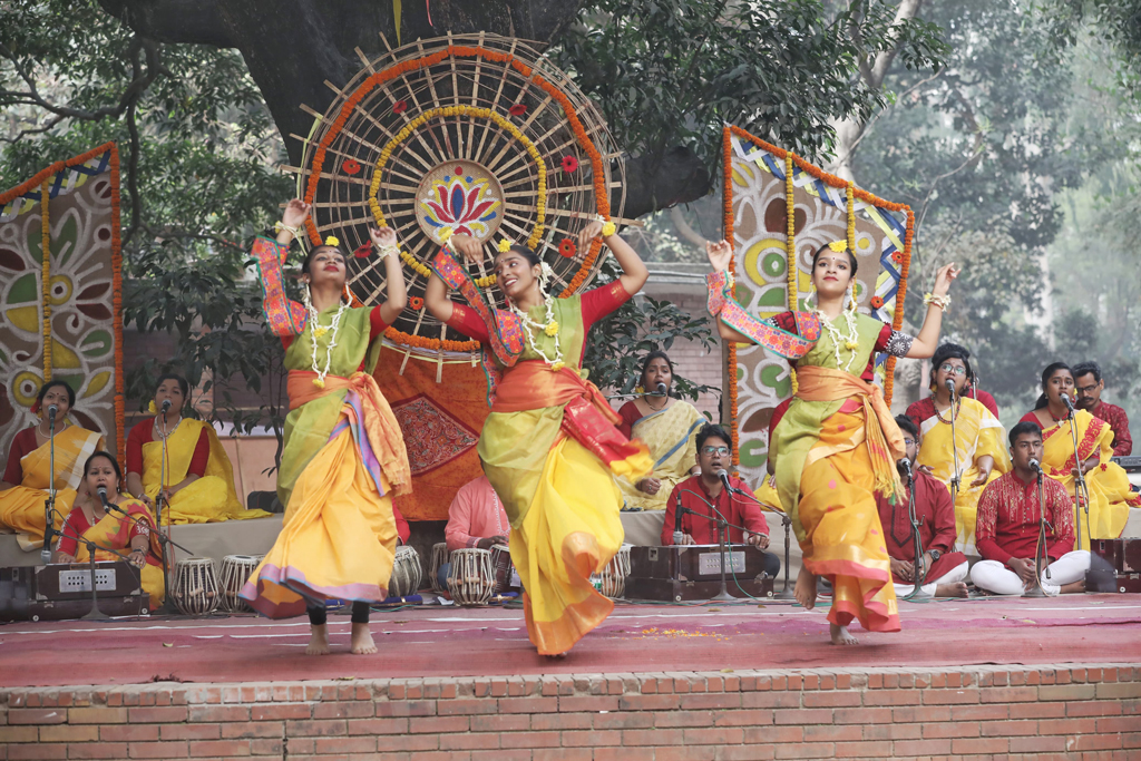 মঞ্চে দলীয় নৃত্য পরিবেশন করছেন ছায়ানটের শিল্পীরা।