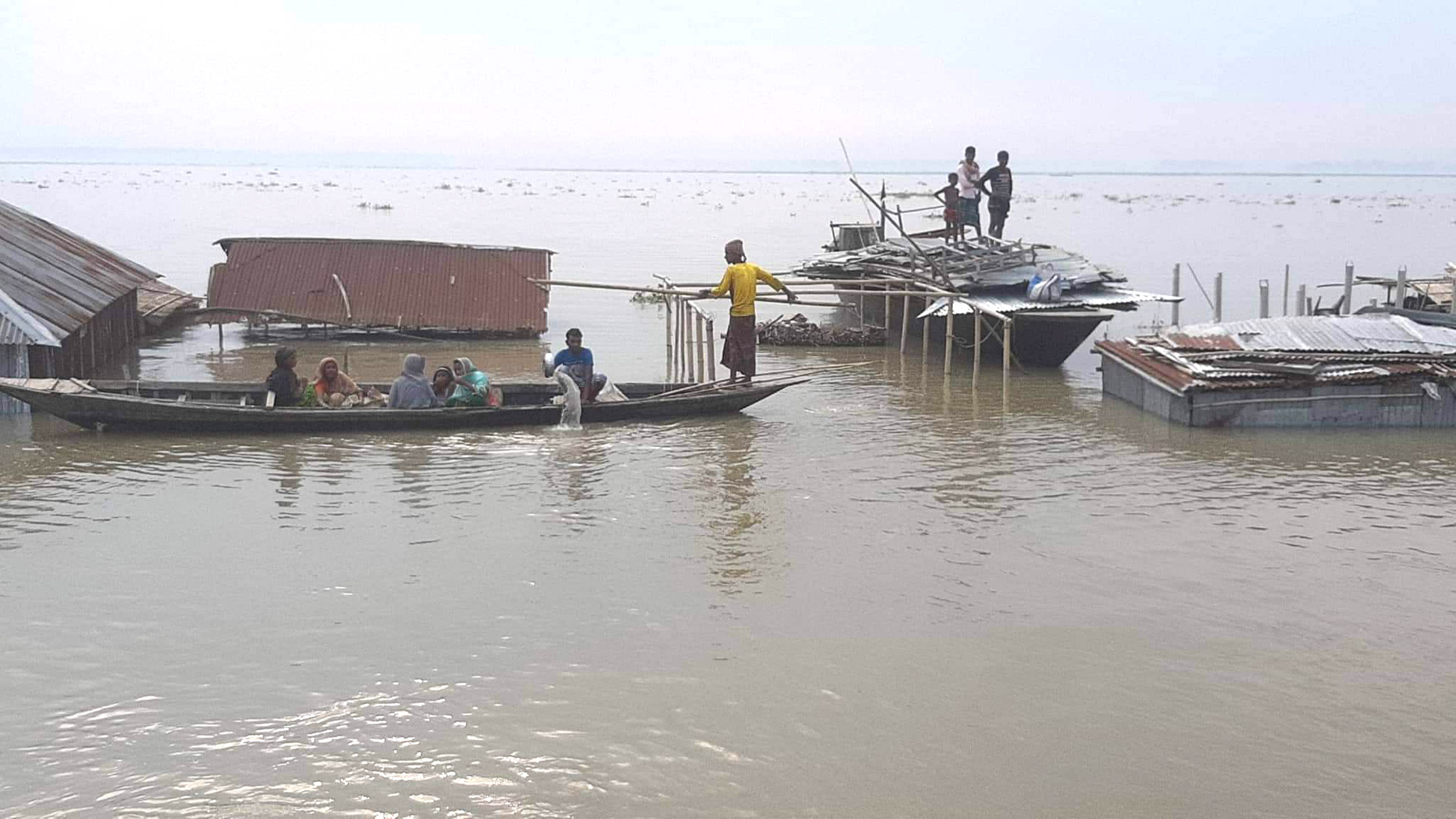 বন্যার সঙ্গে নদীতীরে ভাঙন