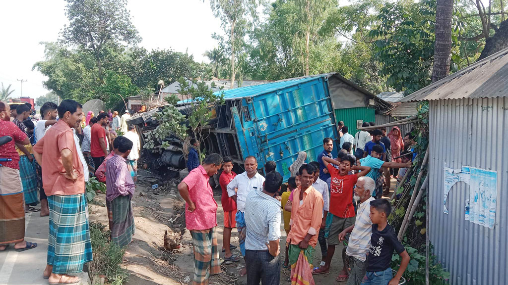 নিয়ন্ত্রণ হারিয়ে কাভার্ড ভ্যান ঢুকল ঘরে, ঘুমন্ত মা-মেয়ে নিহত