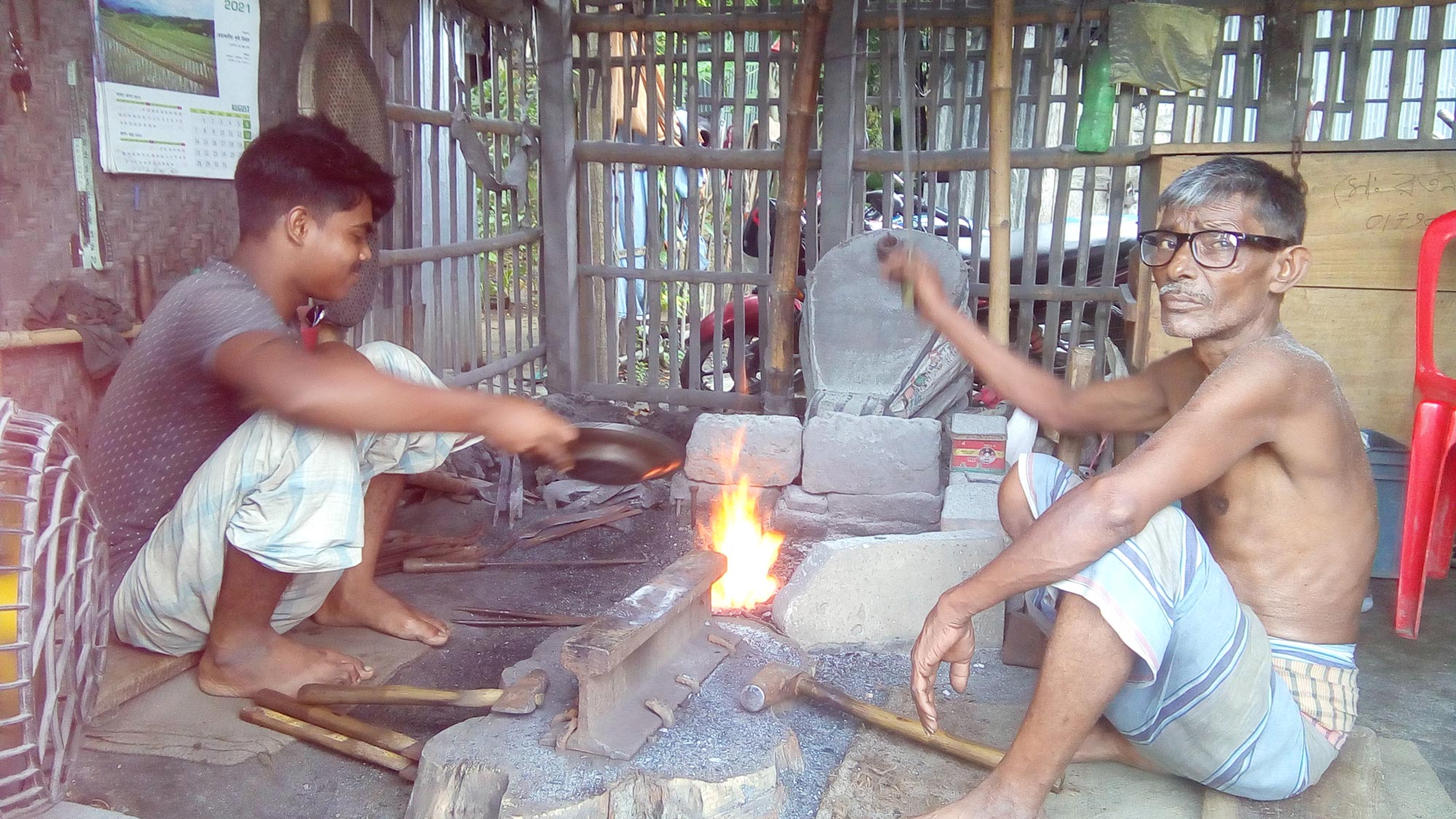 ক্রেতা কম থাকায় চিন্তিত ভাঙ্গুড়ার কামারেরা