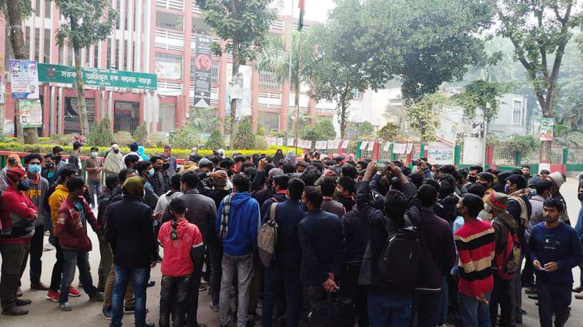 পরীক্ষার দাবিতে মানববন্ধন, কেড়ে নেওয়া হলো ব্যানার