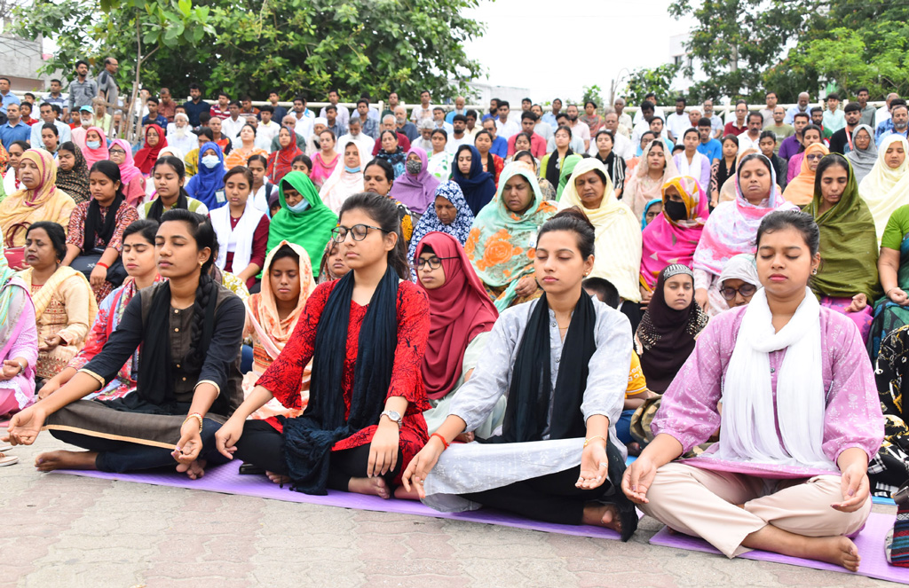 কোয়ান্টাম ফাউন্ডেশনের আয়োজনে রাজশাহীতে পালিত হচ্ছে বিশ্ব মেডিটেশন দিবস-২০২৪। আজ মঙ্গলবার সকালে লালন শাহ মুক্ত মঞ্চ থেকে তোলা, রাজশাহী, ২১ মে ২০২৪। ছবি: মিলন শেখ 