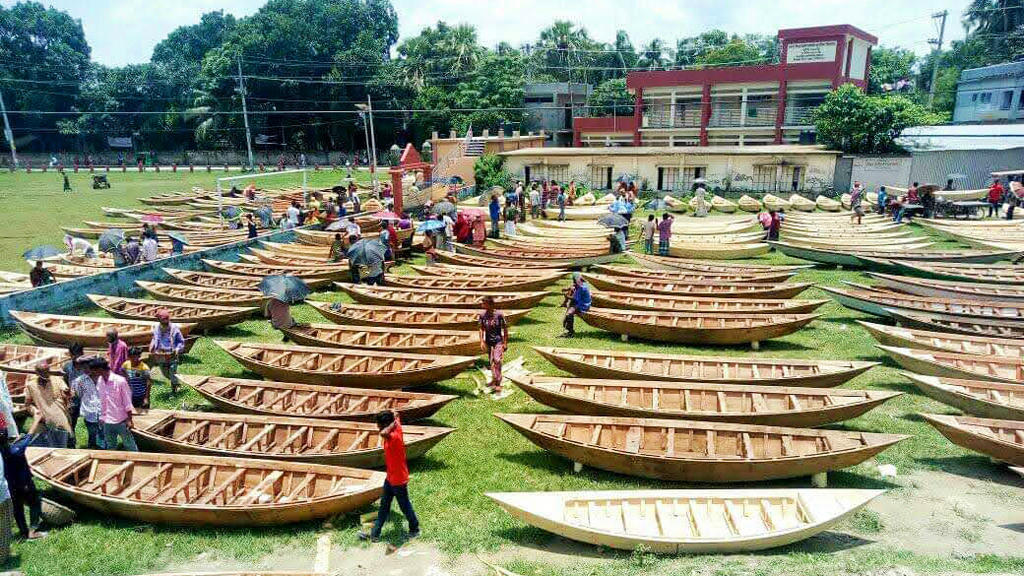 প্রতি বছর বর্ষা মৌসুমের শুরু থেকে এই নৌকার হাটে নৌকা কেনাবেচা হয়। চলে আষাঢ়, শ্রাবণ ও ভাদ্র এই তিন মাস। গতকাল বুধবার হাটের দিন যেন নৌকার মেলা বসে গিয়েছিল। ঘিওর হাট, মানিকগঞ্জ, ৩১ আগস্ট। ছবি: আব্দুর রাজ্জাক