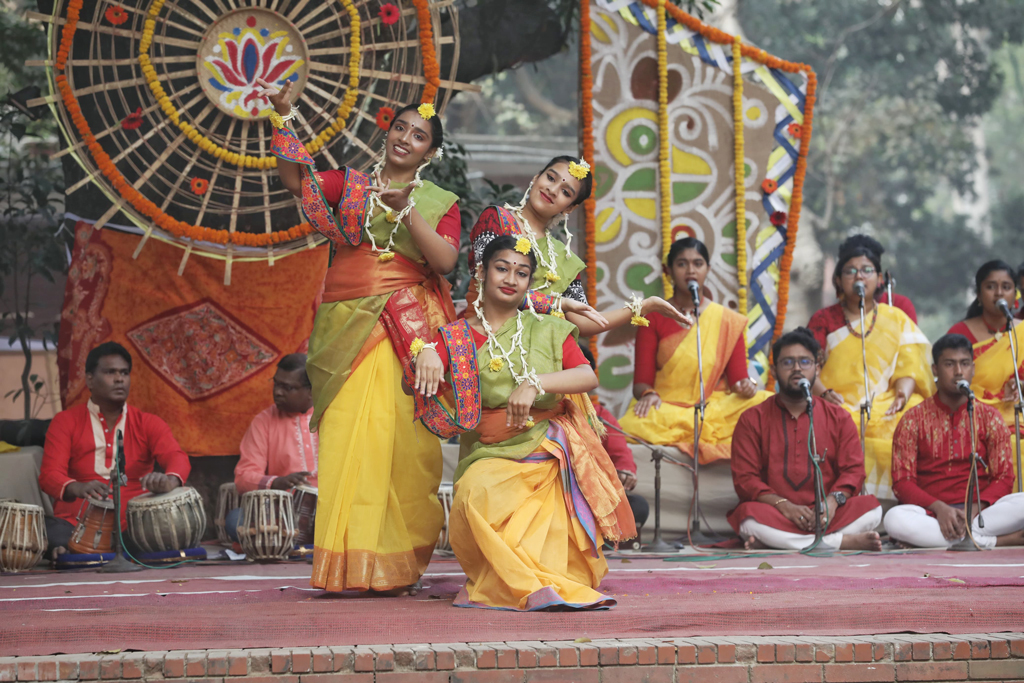 মঞ্চে দলীয় নৃত্য পরিবেশন করছেন ছায়ানটের শিল্পীরা।