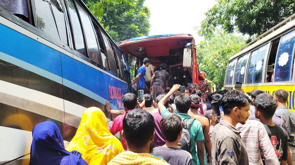 রাজৈরে দুই বাসের সংঘর্ষে আহত ১৫