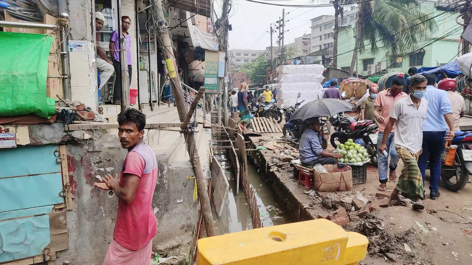 নর্দমা সংস্কারের কাজে ধীর গতি, ভোগান্তিতে মিটফোর্ড এলাকার বাসিন্দারা