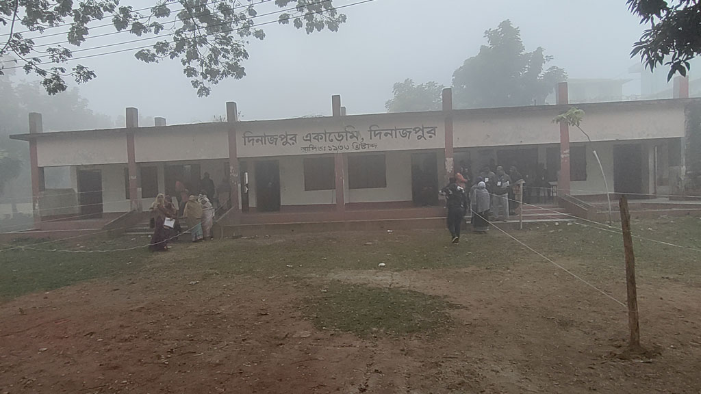 সকাল ৮টা বেজে ১০ মিনিট। এখনো কুয়াশা কাটেনি। এর মধ্যেই কেন্দ্রে চলে এসেছেন কয়েকজন নারী ভোটার। দিনাজপুরের একাডেমি স্কুল কেন্দ্র, দিনাজপুর, ৭ জানুয়ারি ২০২৪। ছবি: আনিসুল হক জুয়েল