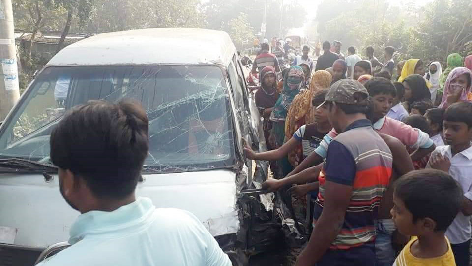 মাইক্রোবাসে ট্রেনের ধাক্কা, অল্পের জন্য প্রাণে বাঁচল ১৬ শিশু