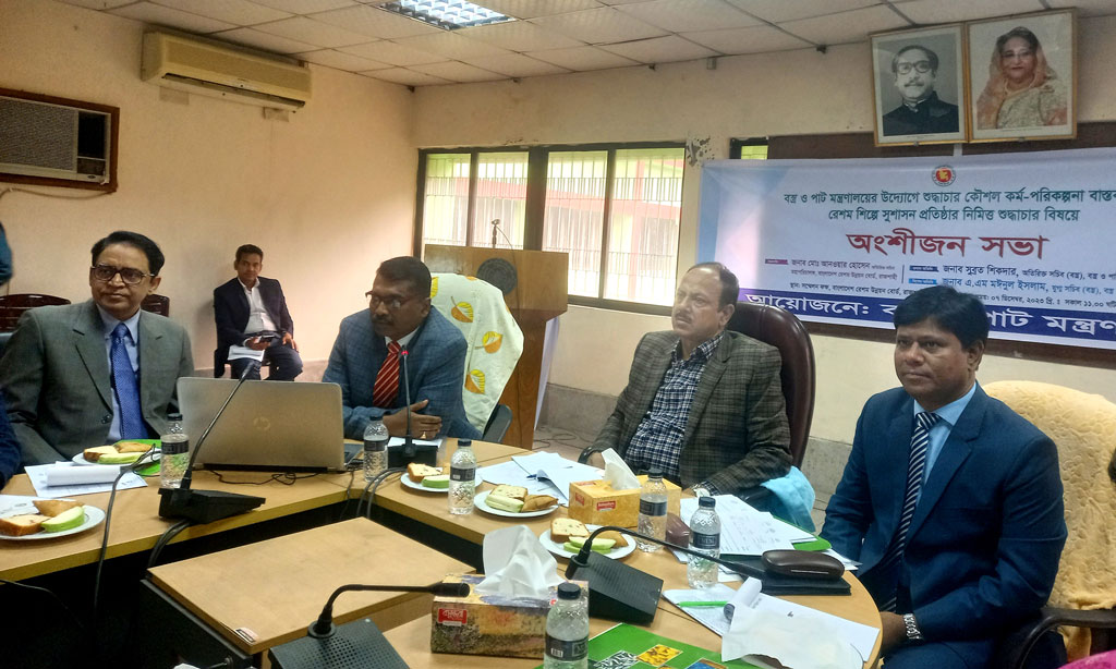 আমগাছের বিষে মরছে রেশমের পোকা, সমস্যায় চাষিরা