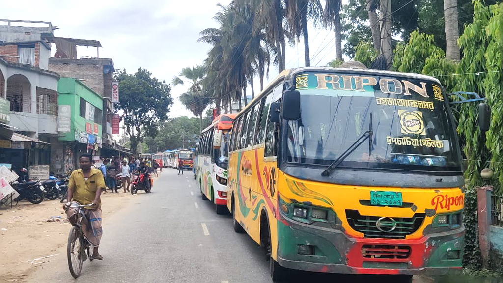 আক্কেলপুরে নির্ধারিত স্ট্যান্ড ছাড়া যাত্রী তোলায় জরিমানা, প্রতিবাদে ২ রুটে বাস চলাচল বন্ধ