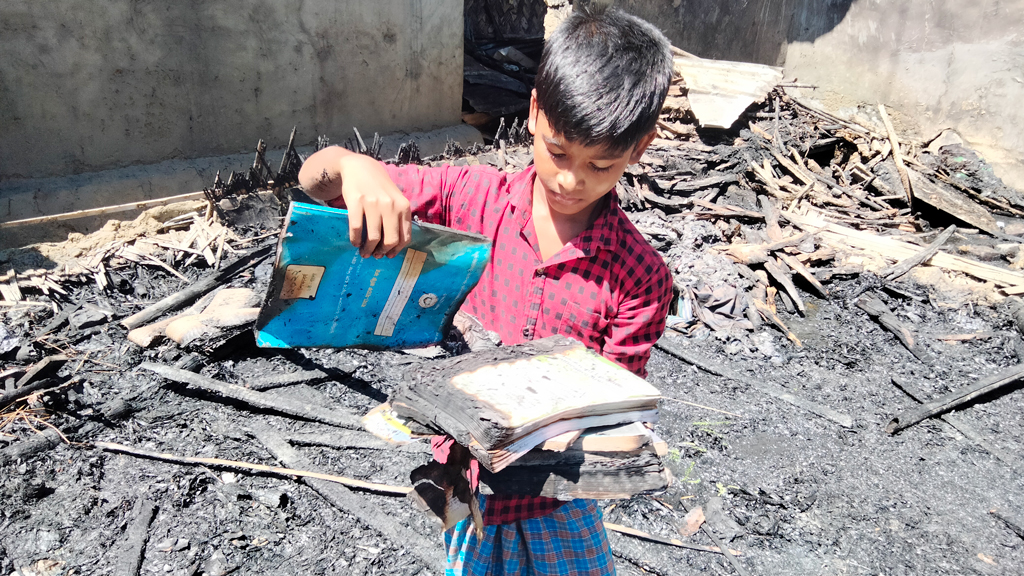 ‘আমার সব বই পুড়ে গেছে, পড়ব কীভাবে’