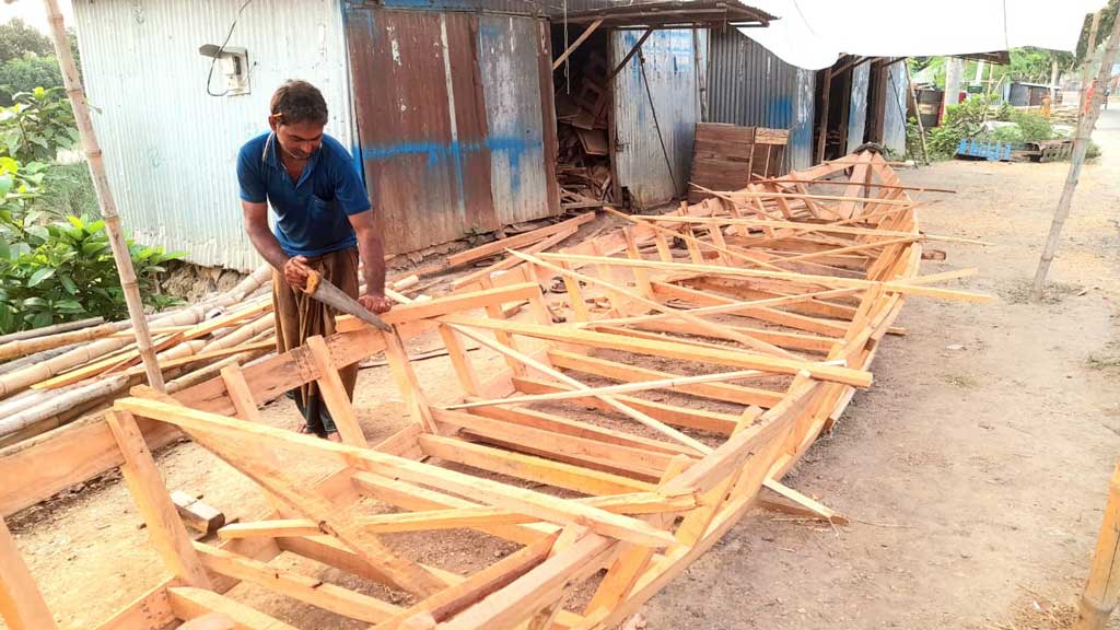 সামনে আসছে বর্ষা মৌসুম। ইতিমধ্যে পানি চলে এসেছে চলনবিলাঞ্চলে। তাই নৌকা তৈরিতে ব্যস্ত সময় পার করছেন কারিগরেরা। হান্ডিয়াল ইউনিয়নের বাঘলবাড়ি এলাকা, চাটমোহর উপজেলা, পাবনা, ৪ জুন, ২০২৪। ছবি: শুভাশীষ ভট্টাচার্য্য তুষার