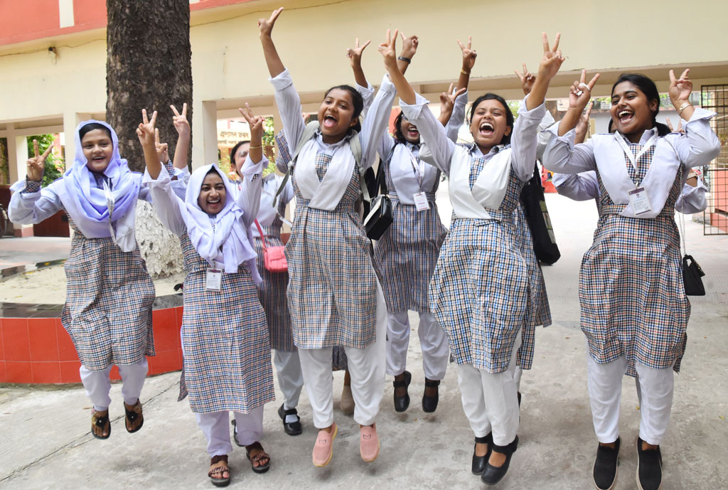 উচ্চ মাধ্যমিক সার্টিফিকেট (এইচএসসি) ও সমমানের পরীক্ষায় ফলাফলের পর উল্লাসে মেতে ওঠে শিক্ষক ও শিক্ষার্থীরা। রাজশাহী সরকারি মহিলা কলেজ, ১৫ অক্টোবর ২০২৪। ছবি: মিলন শেখ