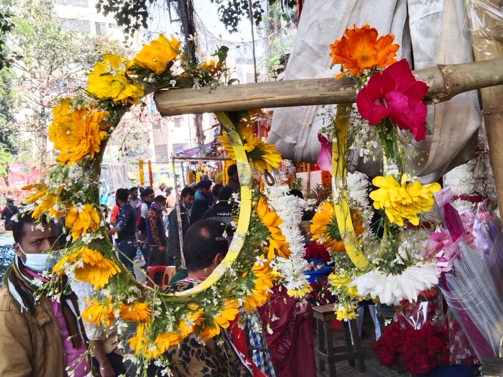 বসন্তে অনেকেই সাজবেন ফুলের মুকুট দিয়ে। বিক্রির জন্য দোকানে ঝুলছে হরেক রঙের ‘ফুলের মুকুট’। 