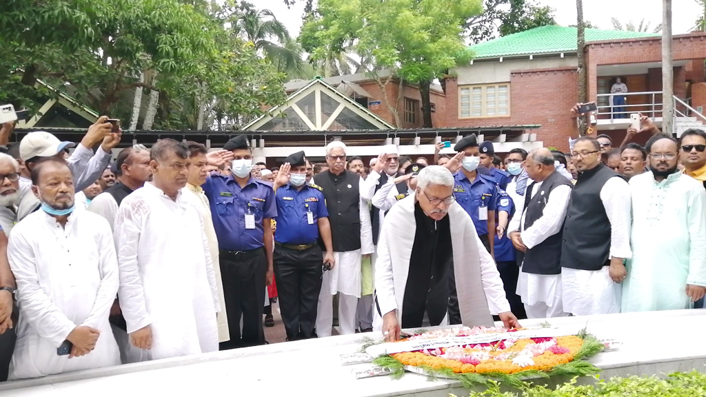 টুঙ্গিপাড়ায় বঙ্গবন্ধুর সমাধিতে ডেপুটি স্পিকারের শ্রদ্ধা