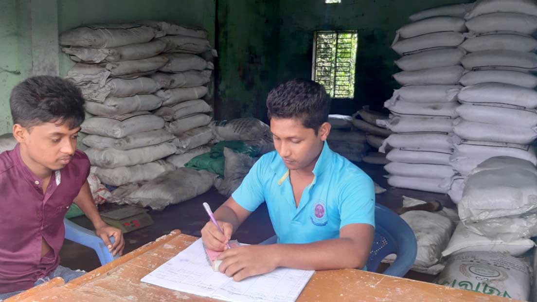 কিশোরগঞ্জে ৮০০ টাকার সারের বস্তা বিক্রি হচ্ছে হাজার টাকায়
