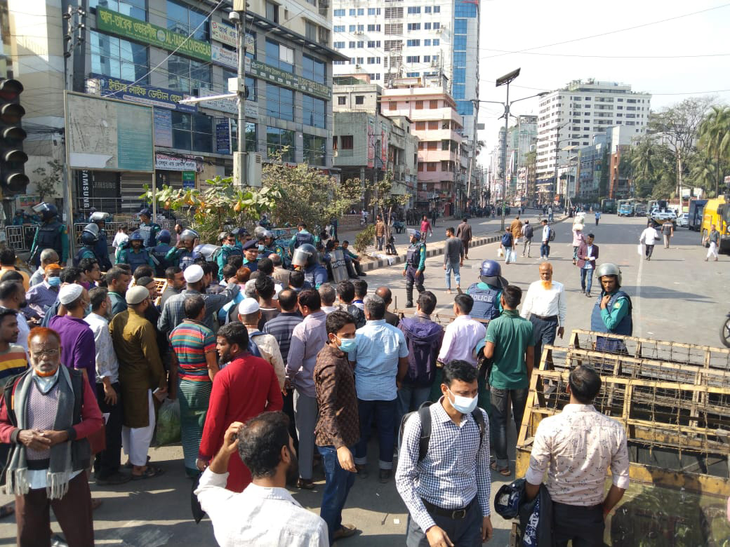 পল্টন প্রধান সড়কে সব ধরনের যানচলাচল বন্ধ রাখা হয়েছে। কাউকে বিএনপির কার্যালয়ের চার পাশে প্রবেশ করতে দেওয়া হচ্ছে না। ছবি: আলী হোসেন মিন্টু