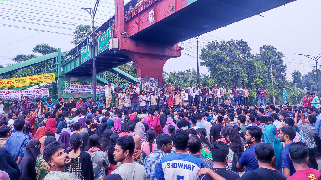 ঢাকা-আরিচা মহাসড়কের যান চলাচল শুরু, ক্যাম্পাসে ফিরেছেন জাবি শিক্ষার্থীরা