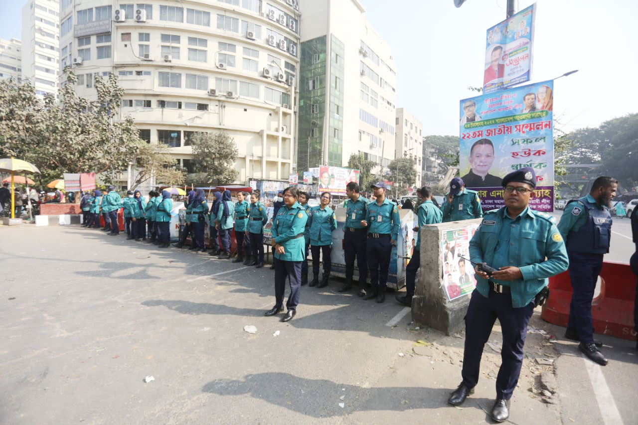 সম্মেলনকে কেন্দ্র করে বন্ধ রয়েছে শাহবাগ মোড়। ছবি: হাসান রাজা