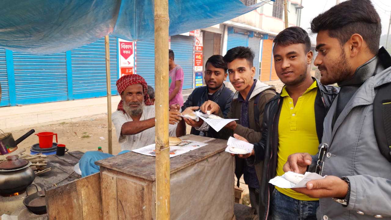 ফুটপাতে শীতের পিঠার ধুম