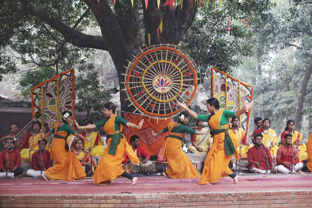 মঞ্চে দলীয় নৃত্য পরিবেশন করছেন ছায়ানটের শিল্পীরা।