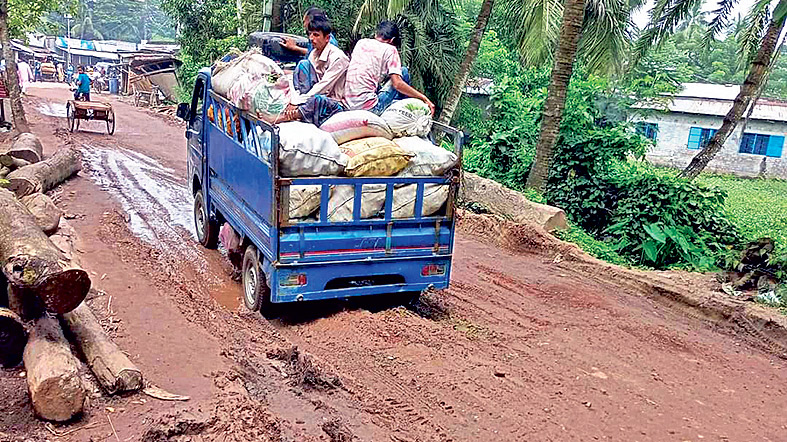 তেরখাদার শেখপুরা-আনন্দনগর সড়কে চলা দায়