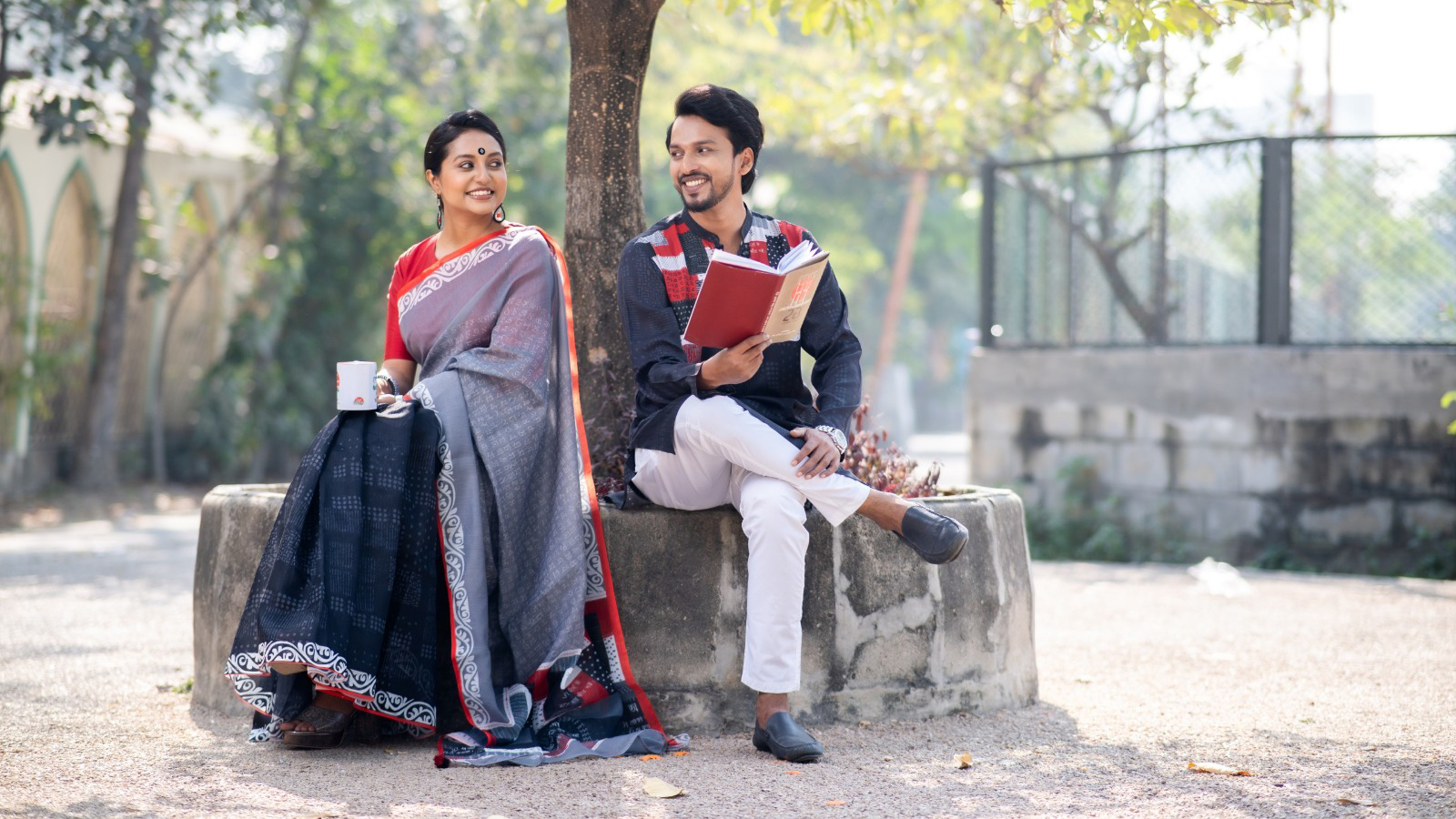 একুশের পোশাকে বর্ণমালার নকশা ও আধুনিকতা