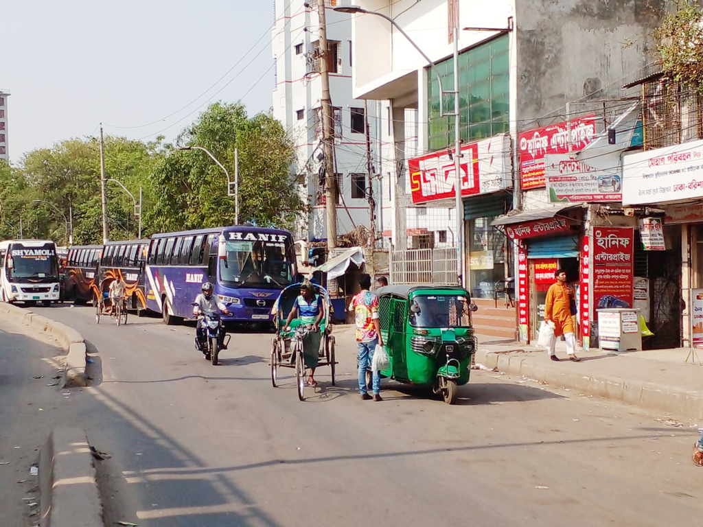 সায়েদাবাদ বাস কাউন্টারে গিয়ে দেখা যায় অনেক যাত্রী ঢাকা ছাড়ছেন। কাউন্টারের কর্মীদের হাঁকডাকে বাস টার্মিনাল মুখর হয়ে উঠেছে। 