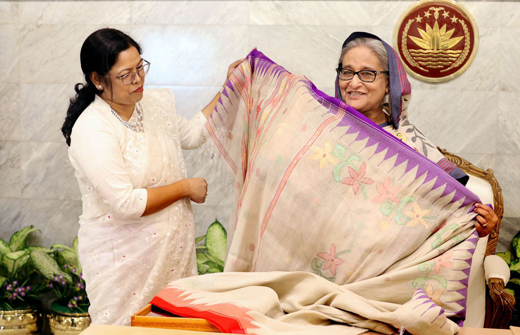 কলাগাছের আঁশ থেকে তৈরি শাড়ি গ্রহণ করলেন প্রধানমন্ত্রী