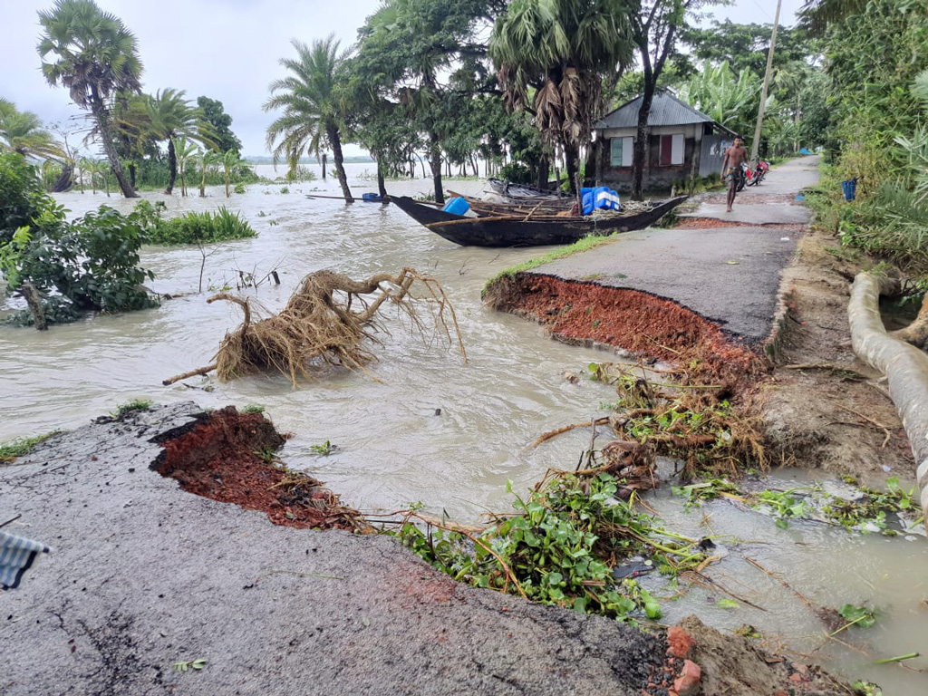 বেড়িবাঁধ ভেঙে ৭ গ্রাম প্লাবিত, দুর্ভোগে মানুষ