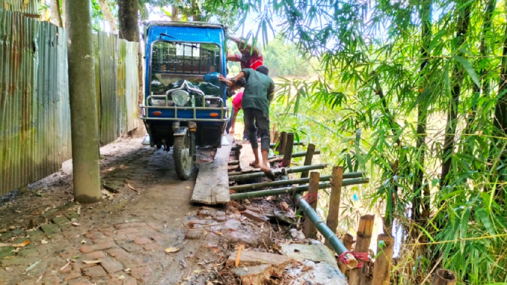 ছড়ার পাড় ভাঙনে ধসে গেছে সড়ক, দুর্ভোগে গ্রামবাসী