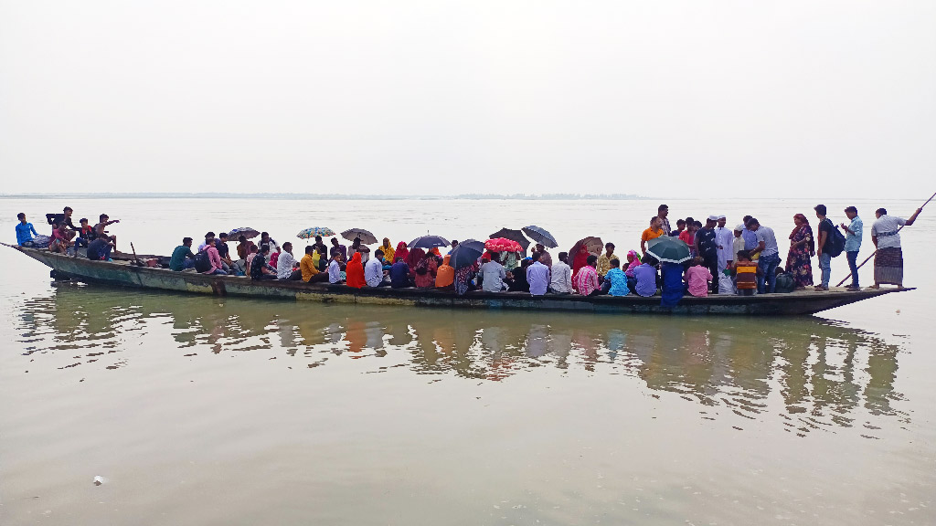 ঝুঁকি নিয়ে ঘরমুখী মানুষের যমুনা পাড়ি  