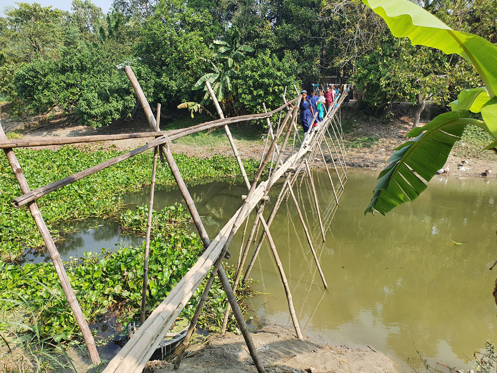 চার গ্রামের মানুষের চলাচলের একমাত্র ভরসা ৬০ বছরের নড়বড়ে বাঁশের সাঁকো। গোয়ালন্দ, রাজবাড়ী, ৪ ডিসেম্বর, ২০২২। ছবি: ফিরোজ আহমেদ