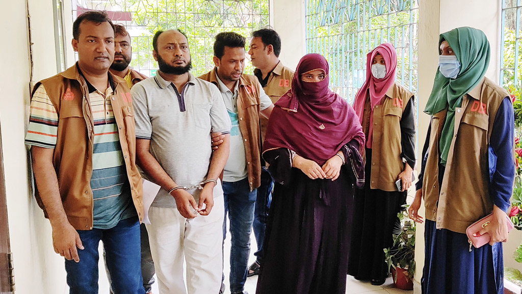 নোয়াখালীতে অন্তরঙ্গ ভিডিও ধারণ করে প্রতারণা, নারীসহ গ্রেপ্তার ২ 