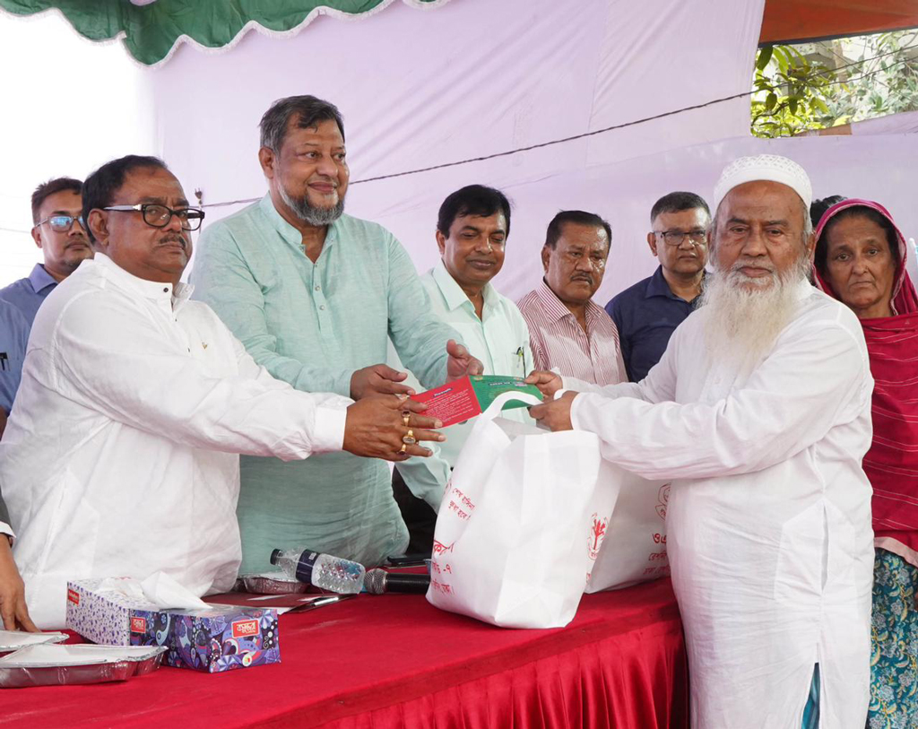 ওএমএস বিতরণে গাফিলতি হলে জেল-জরিমানা: খাদ্যমন্ত্রী 