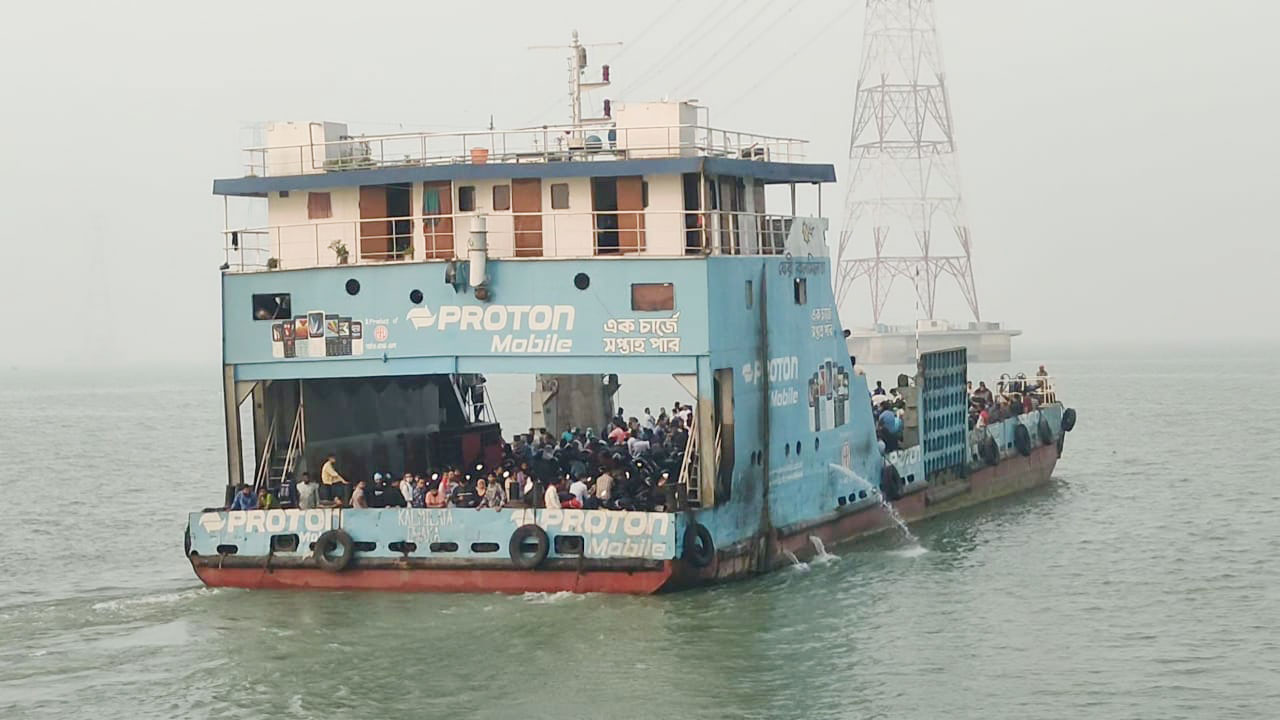 ১৬৯টি মোটরসাইকেল নিয়ে শিমুলিয়া-মাঝিকান্দি নৌপথে ফেরি চলাচল শুরু 