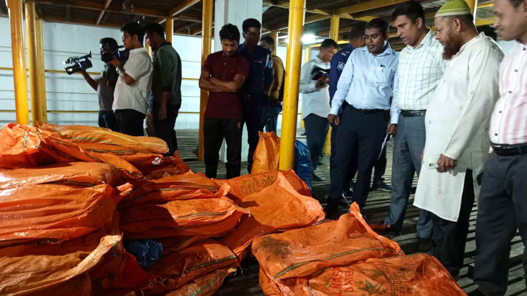 সোনারগাঁয়ে মজুত করা মেয়াদ উত্তীর্ণ ১৪ টন খেজুর জব্দ 